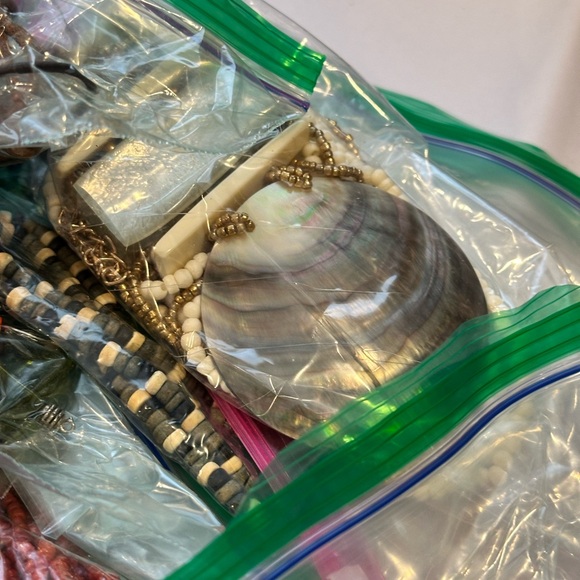 Over 4lbs!! Wonderful Collection of Individually Bagged Bulk Jewelry - Picture 8 of 11